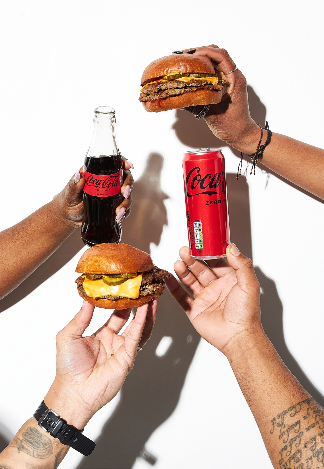 Menu bannerpng Vier handen met de zowel coca cola als hamburgers vasthouden.